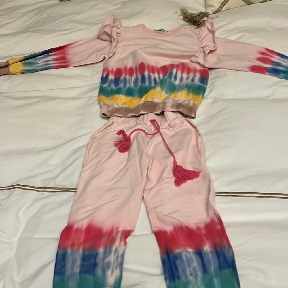 Girls size 8 SPLENDID sweatsuits.Worn only twice .Tyedye detail.